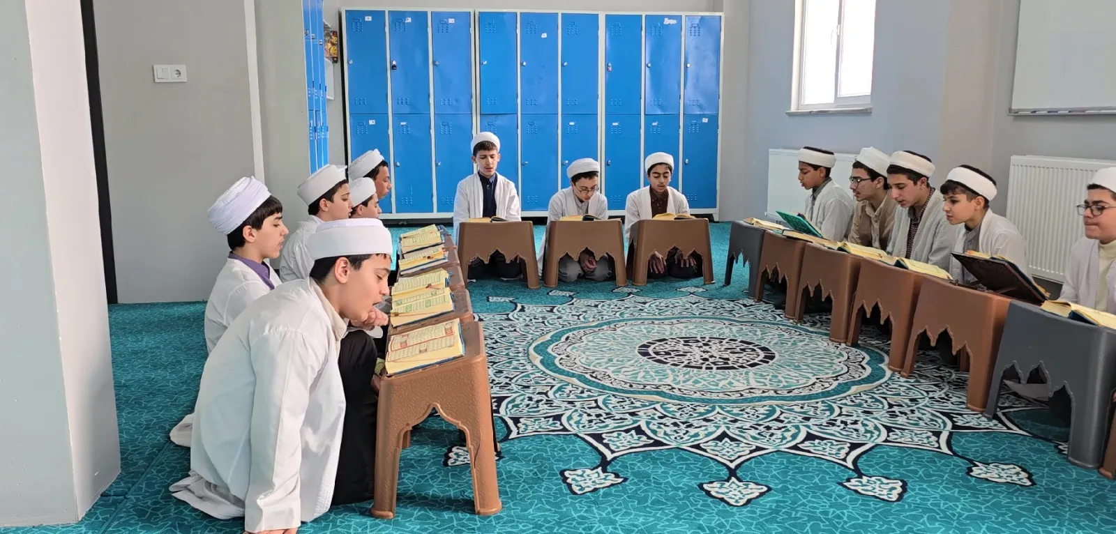 Rahle başında hafızlık dersi yapan talebeler