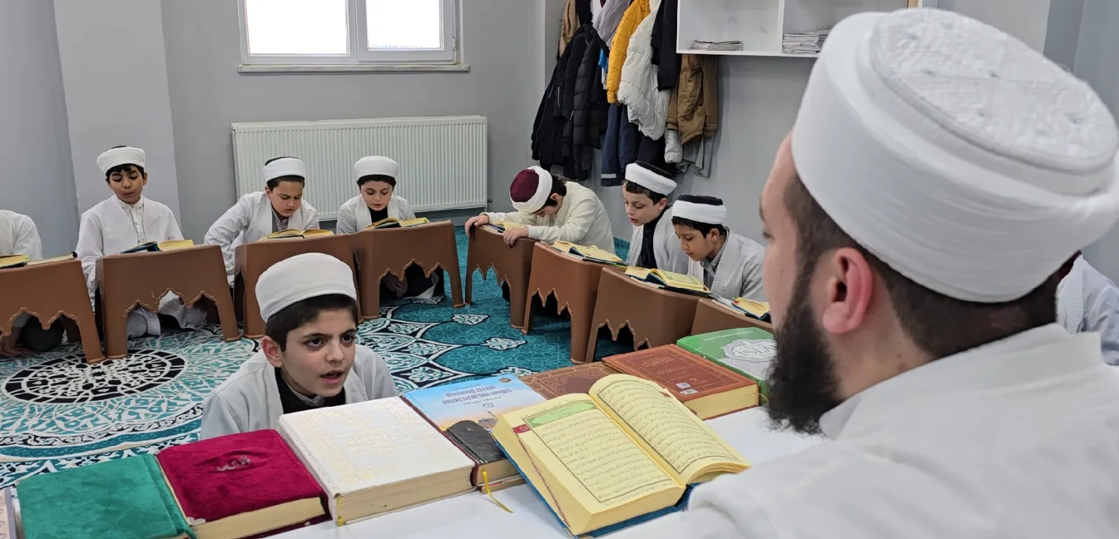 Hocasıyla ders yapan hafızlık talebeleri