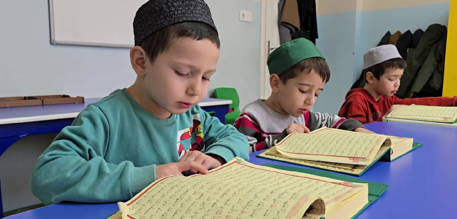 Mushaf-ı Şerif'ten okuyan küçük talebe