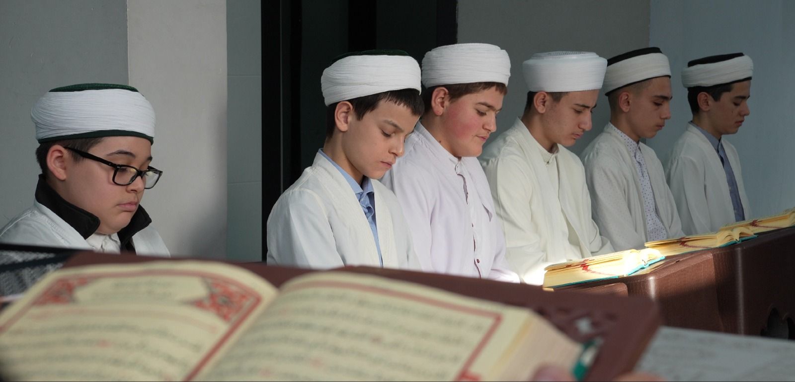 Medresede Mushaf-ı Şerif okuyan hafızlık talebeleri